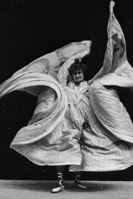 Danse serpentine (Gaumont #588) is one of four short films in the “Miss Lina Esbrard, Danseuse cosmopolite et serpentine” series, showcasing Lina Esbrard’s stylized performance. It is distinct from the related shorts Danse excentrique (Gaumont #587), Danse fantaisiste (Gaumont #589) and La Gigue (Gaumont #590).